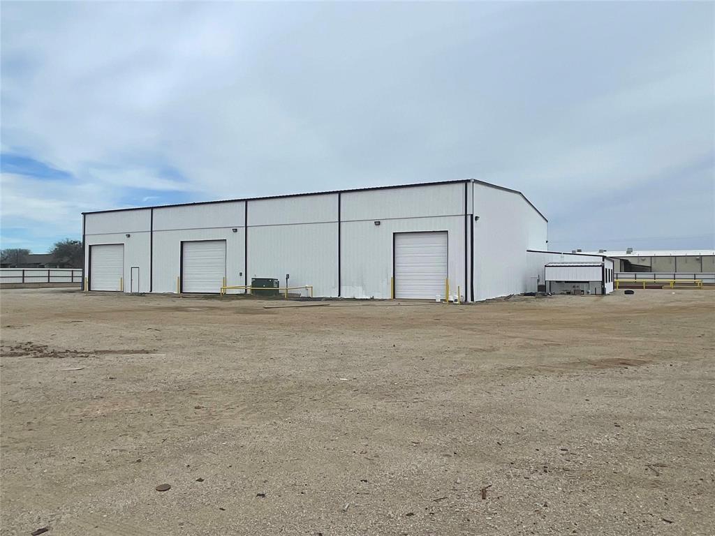 705 Industrial Loop Property Photo 4
