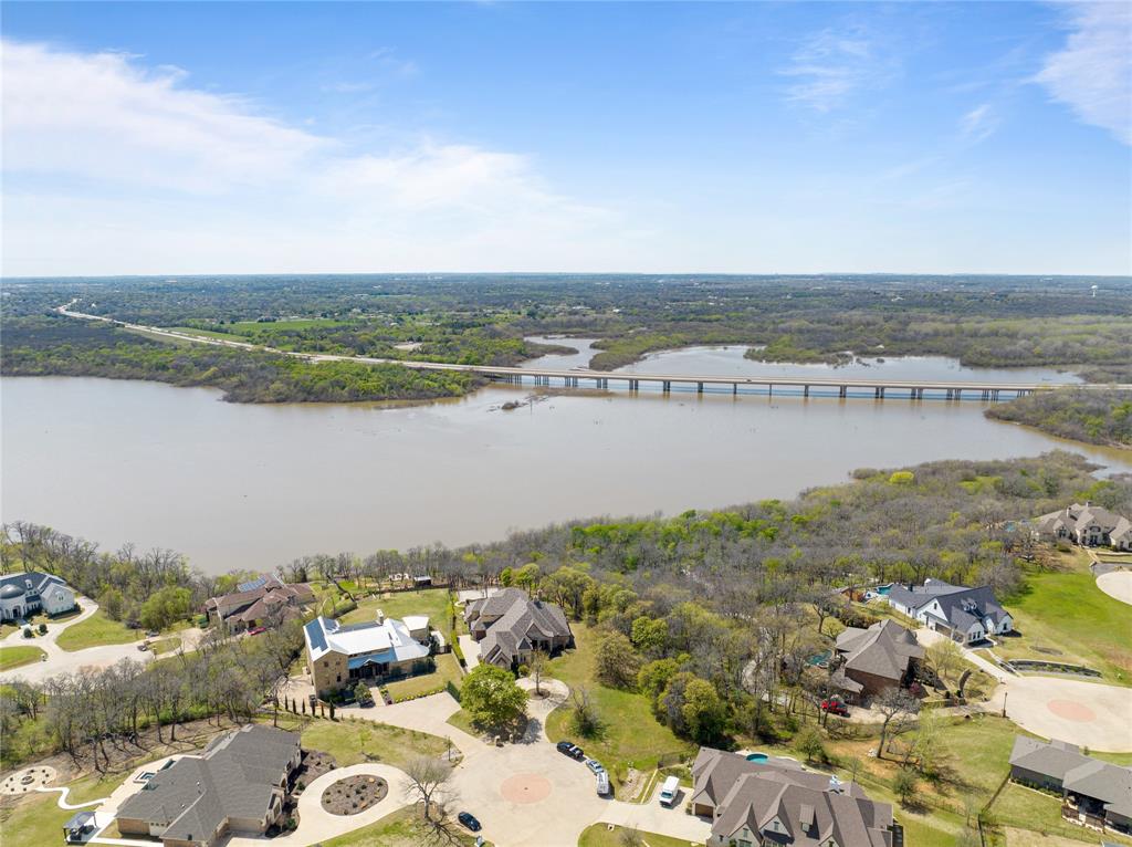 3805 Lake Cove Court Property Photo 3