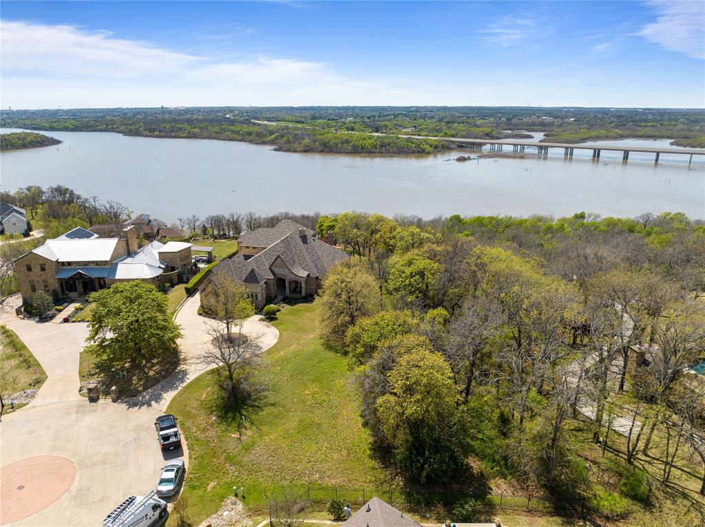 3805 Lake Cove Court Property Photo 4