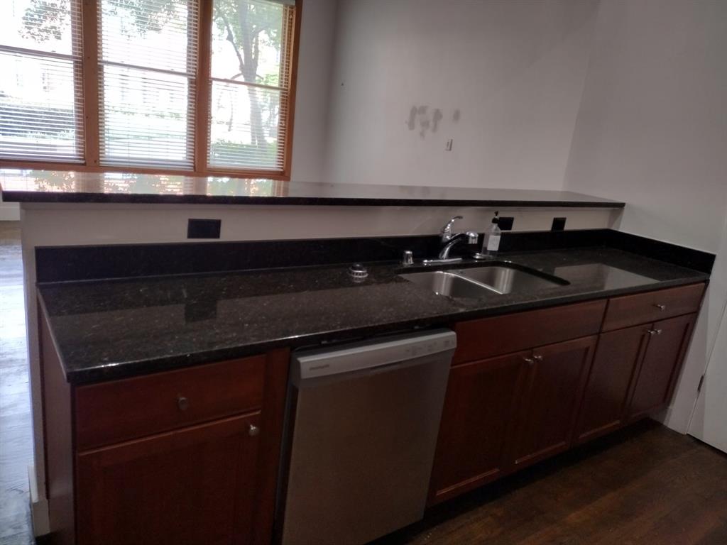 2502 Live Oak Street Property Photo 5
