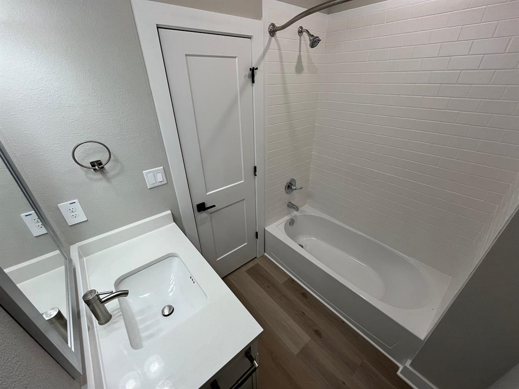 525 W Collins Street Property Photo 16