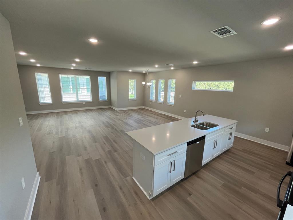 525 W Collins Street Property Photo 24