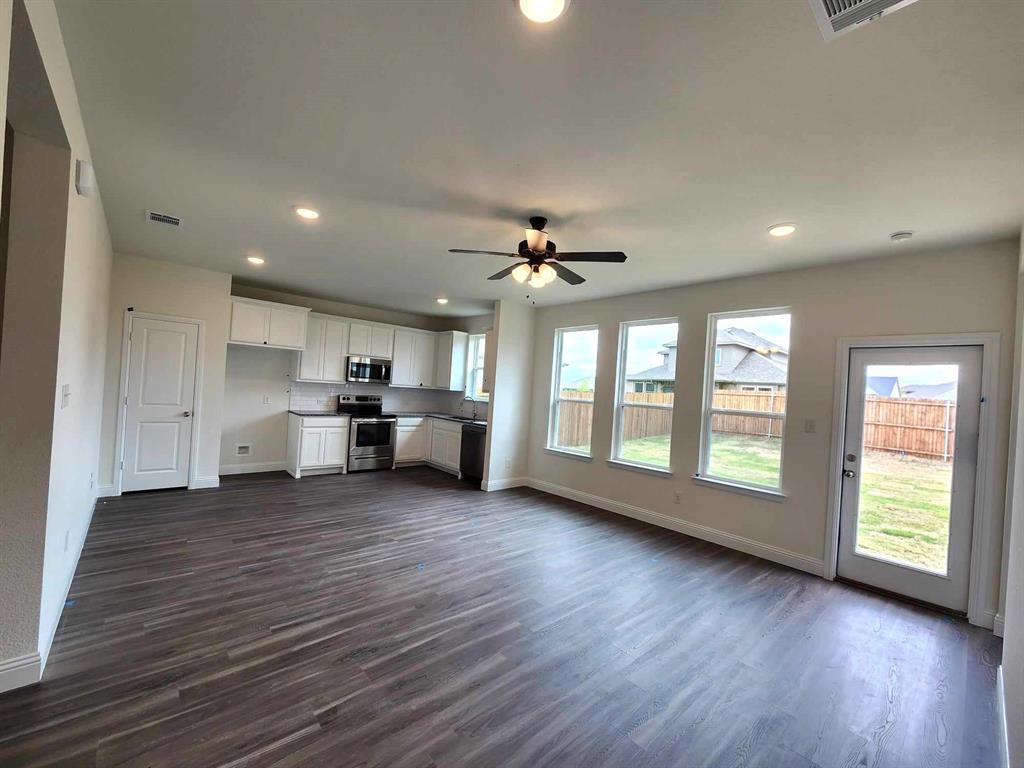 2701 Glasgow Way Property Photo 4