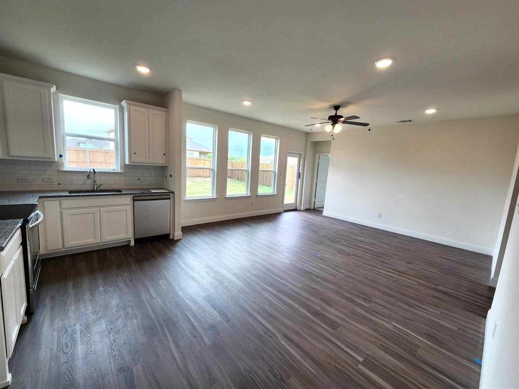 2701 Glasgow Way Property Photo 5