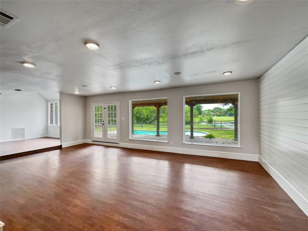 2 Meadowcreek Drive Property Photo 8