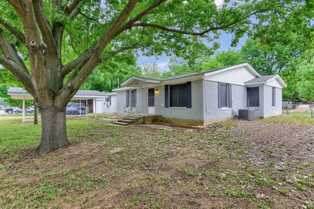 209 E Woodland Street Property Photo 1