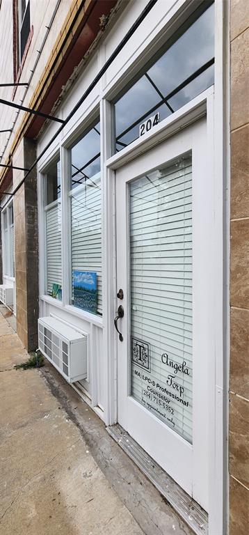 401 E Commerce Street Property Photo 9
