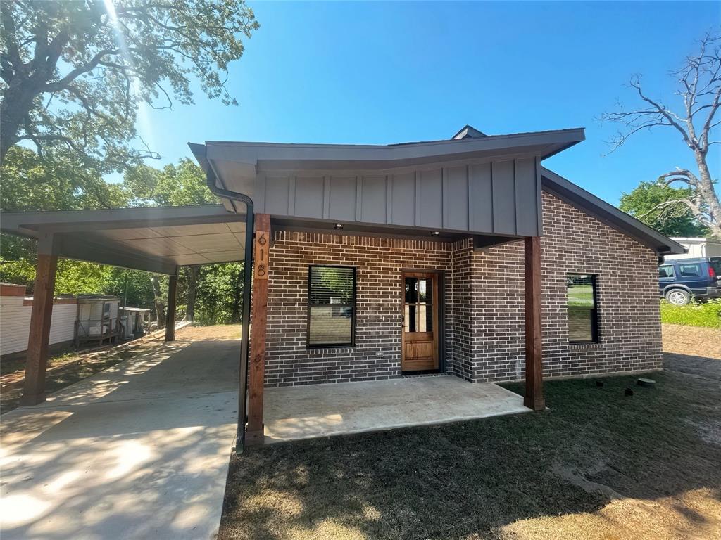 618 E Day Street Property Photo 1