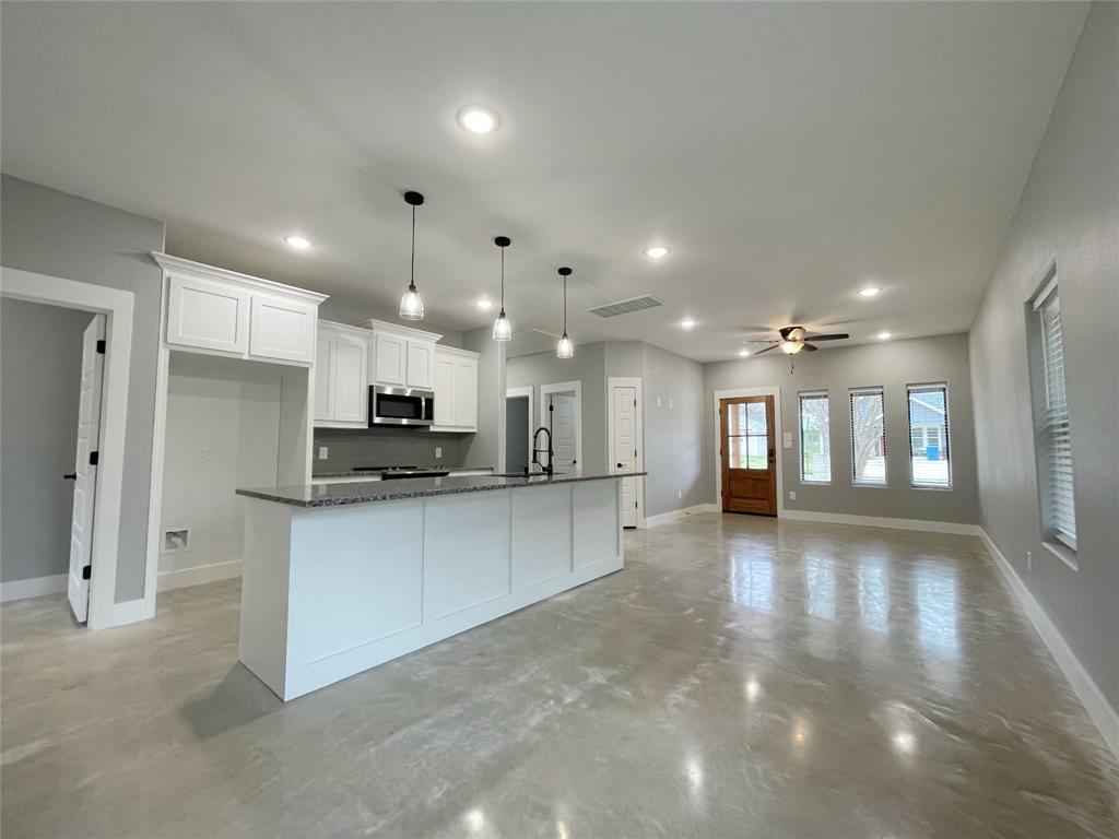 618 E Day Street Property Photo 4