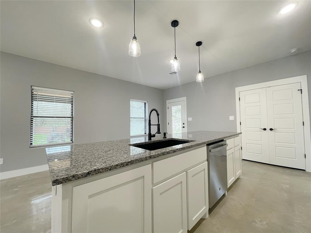 618 E Day Street Property Photo 6