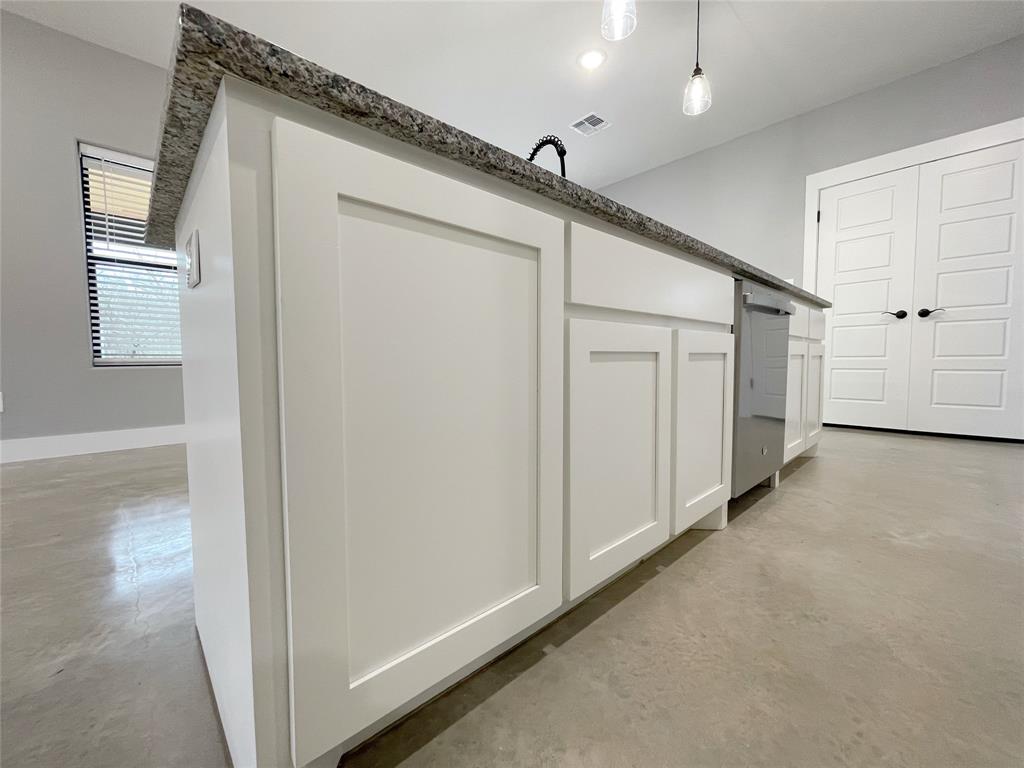 618 E Day Street Property Photo 8