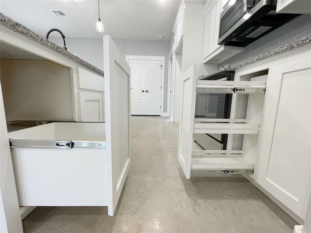 618 E Day Street Property Photo 9