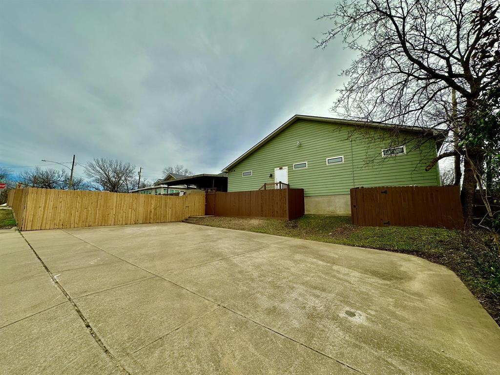 115 E College Street 103 Property Photo 2