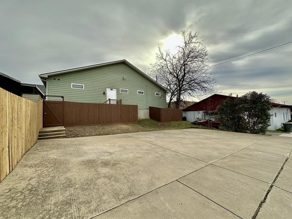 115 E College Street 103 Property Photo 19