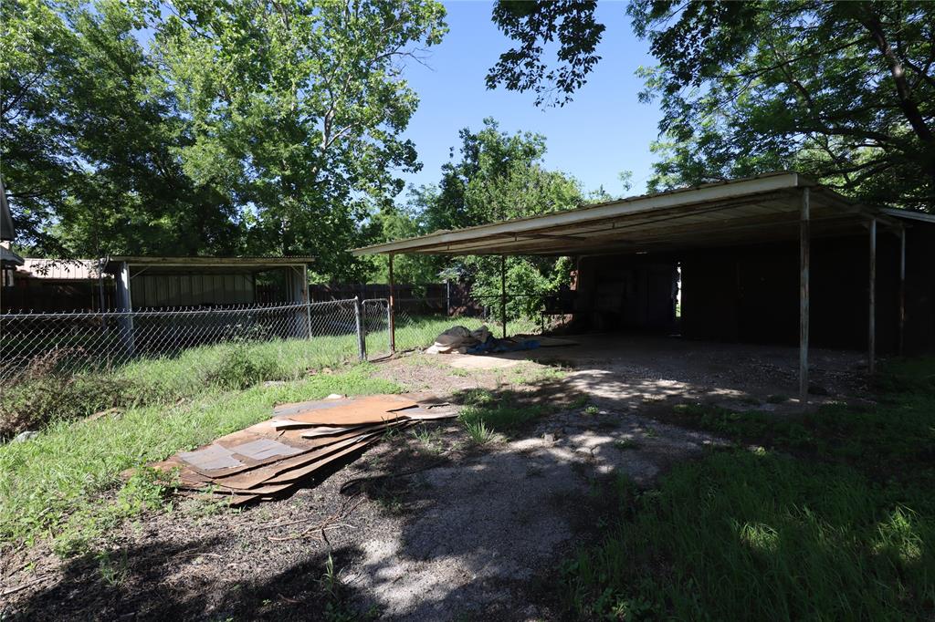 910 S Bassett Street Property Photo 5