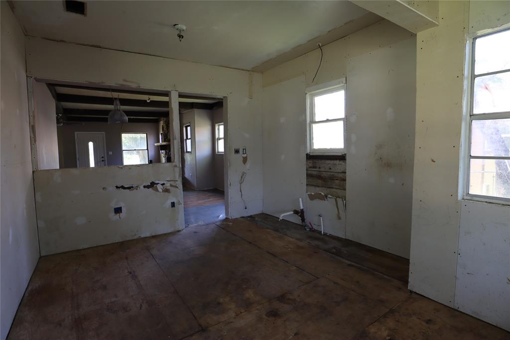 910 S Bassett Street Property Photo 17