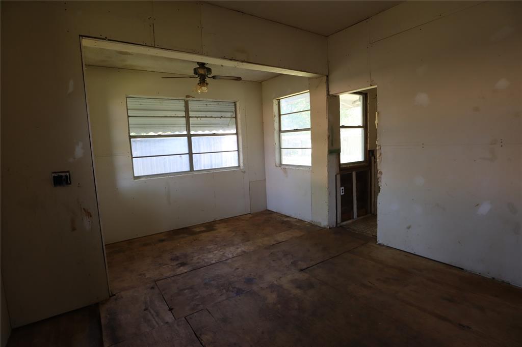 910 S Bassett Street Property Photo 18