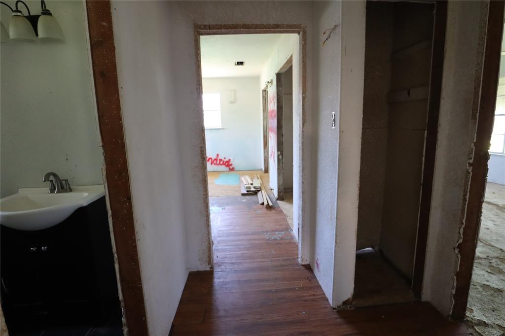 910 S Bassett Street Property Photo 22