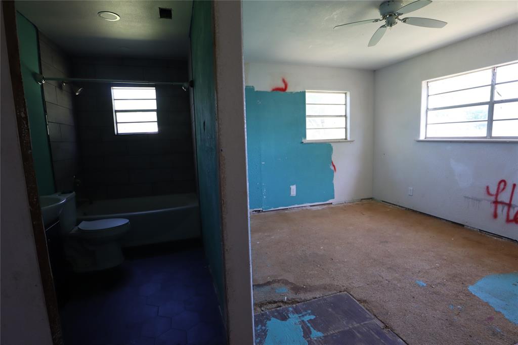 910 S Bassett Street Property Photo 28