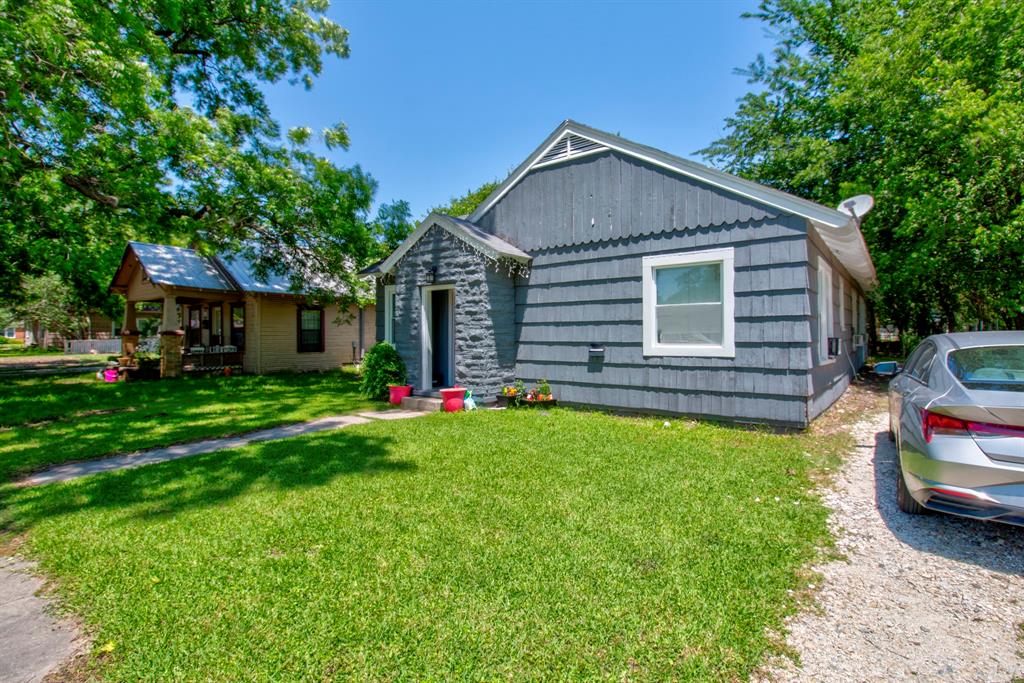 1319 E Garnett Property Photo 3