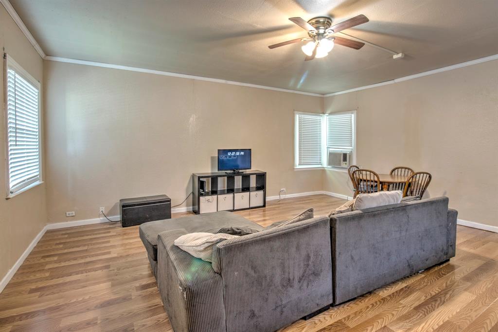 1319 E Garnett Property Photo 4