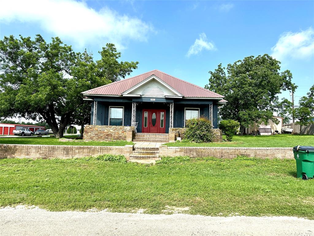 901 Nw Front Street Property Photo 1