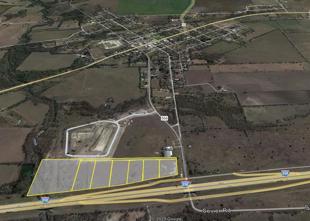 566 I-35e Property Photo 4