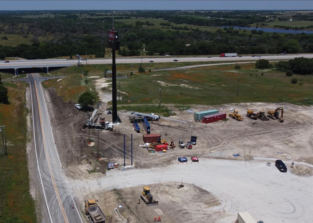 566 I-35e Property Photo 6