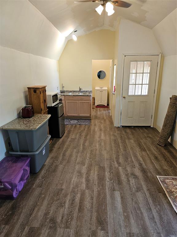 19069 Highway 6 Property Photo 9