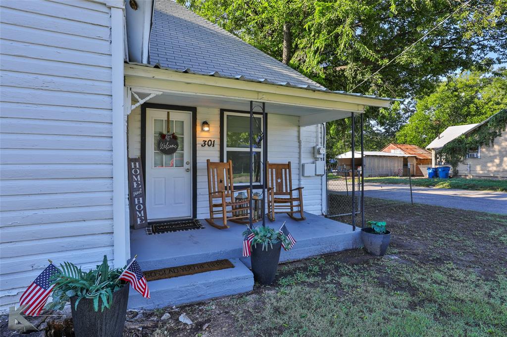 301 E Tinkle Property Photo