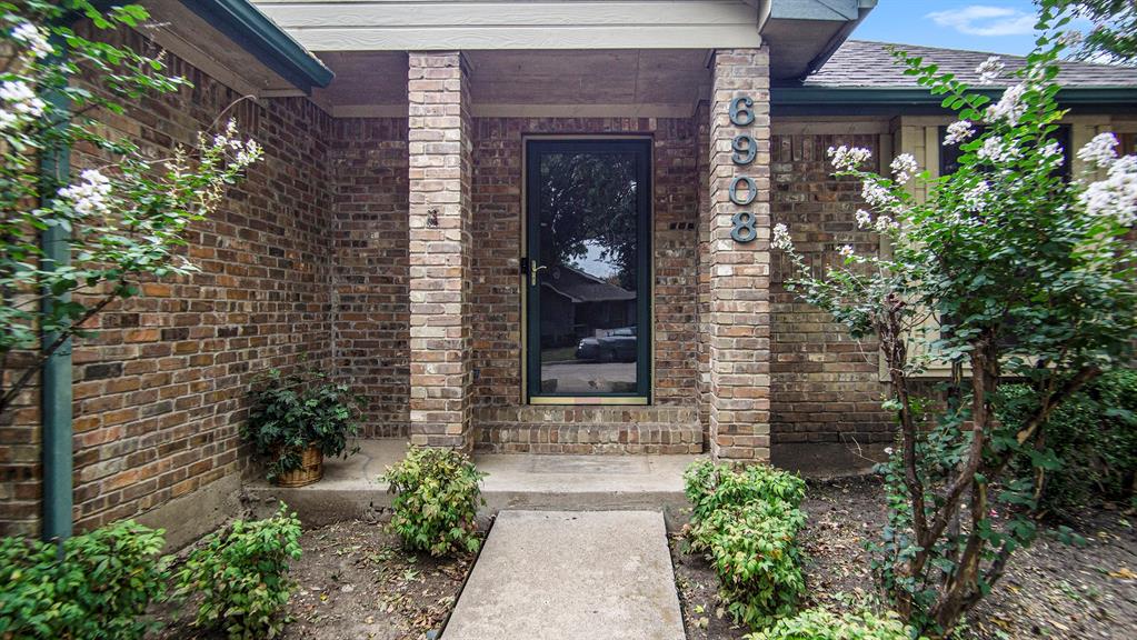 6908 Bentley Avenue Property Photo 4