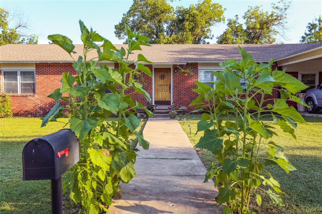 408 W Armstrong Avenue Property Photo 2