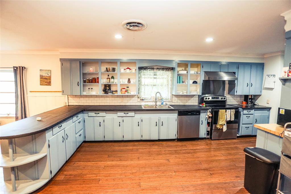 408 W Armstrong Avenue Property Photo 8