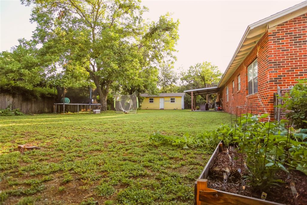408 W Armstrong Avenue Property Photo 22
