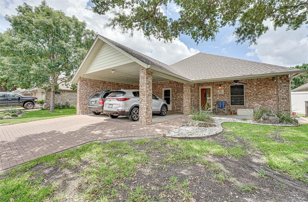 102 Royal Crest Court Property Photo 2