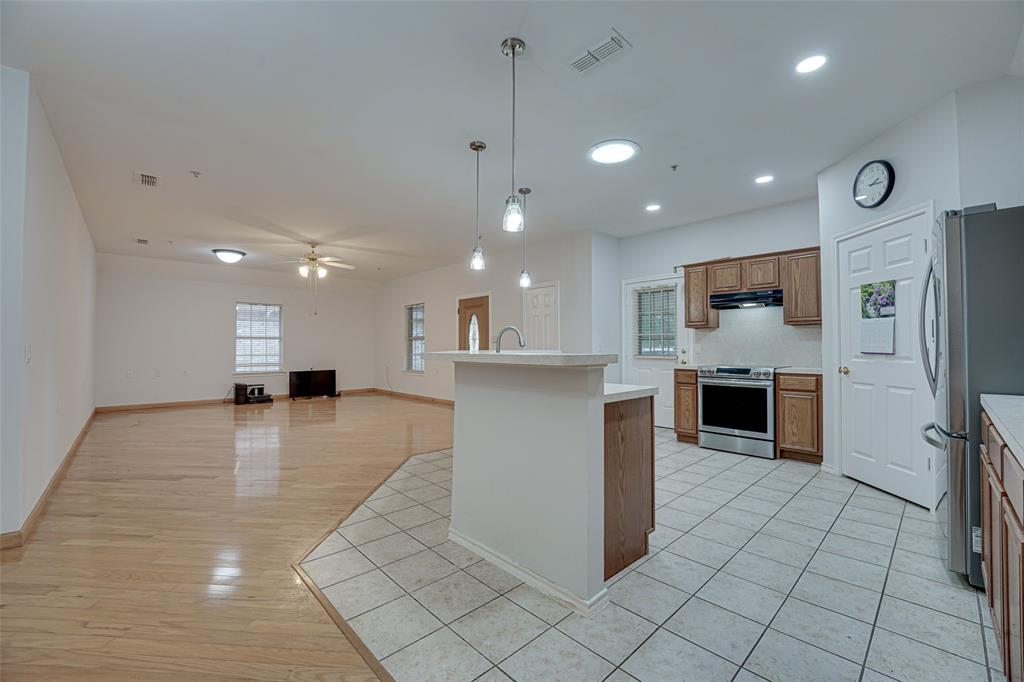 102 Royal Crest Court Property Photo 8