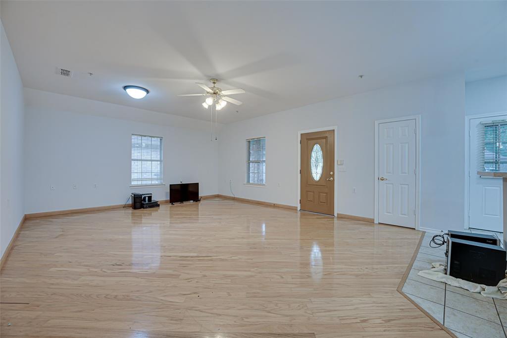 102 Royal Crest Court Property Photo 9
