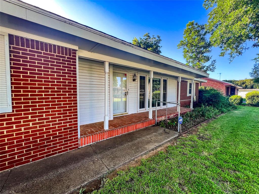 1802 N Avenue F Property Photo 3