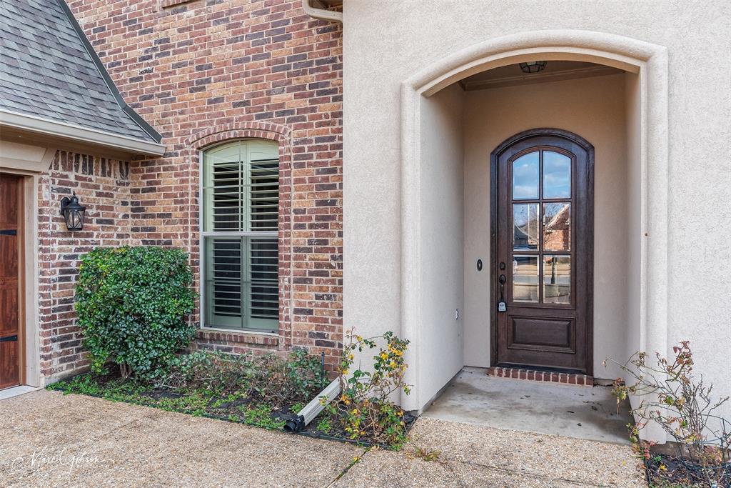 925 Royal Circle Property Photo 2