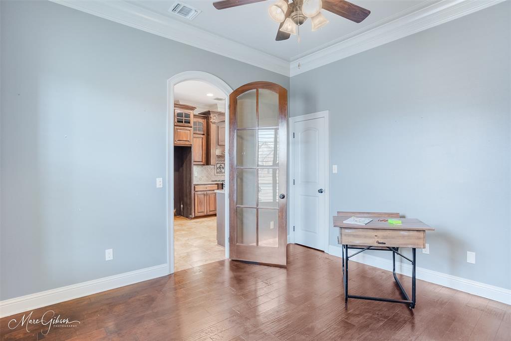 925 Royal Circle Property Photo 3