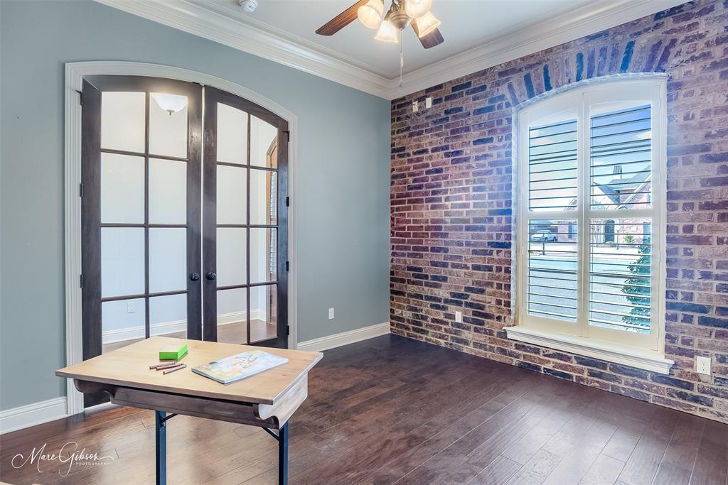 925 Royal Circle Property Photo 4