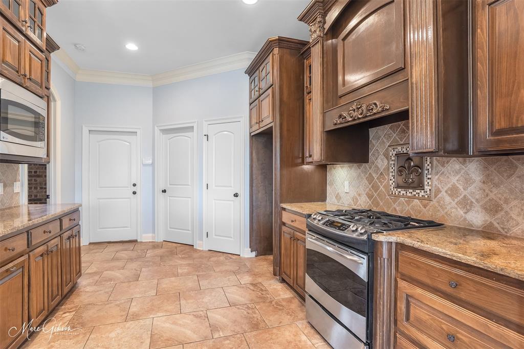 925 Royal Circle Property Photo 8