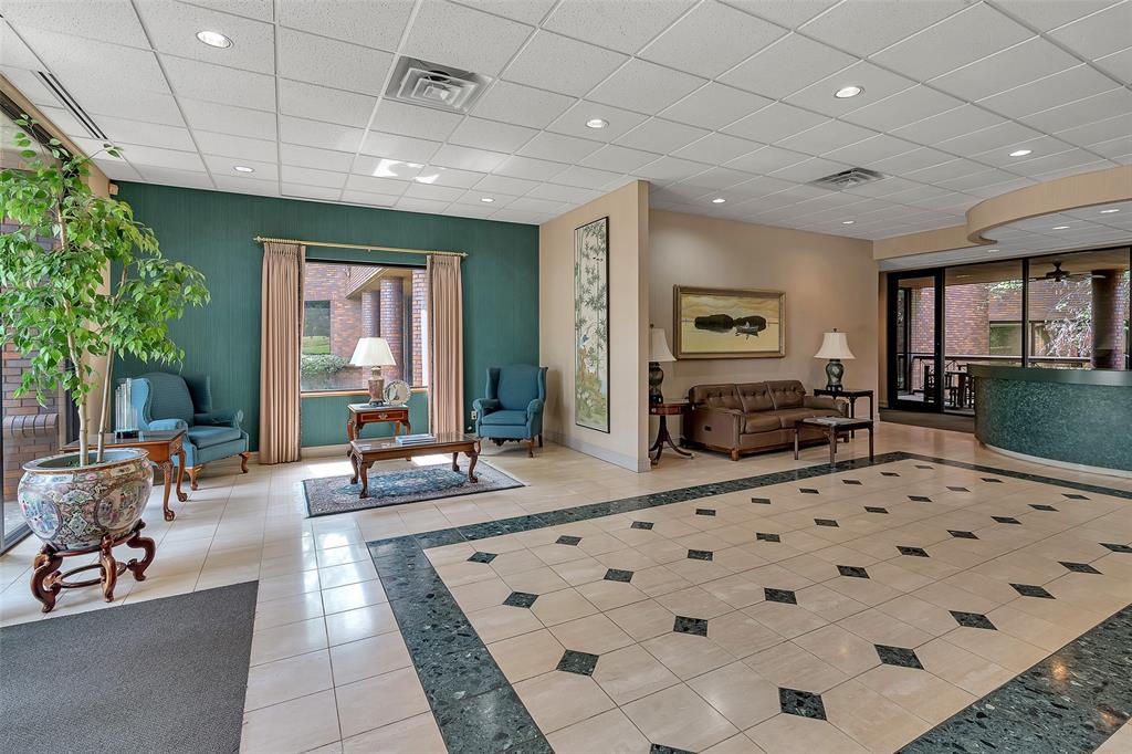 400 W Houston Property Photo 8