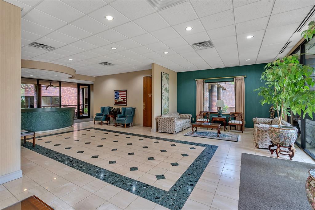 400 W Houston Property Photo 9