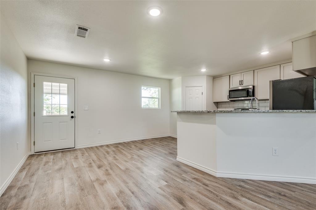455 S Lennox Street Property Photo 6
