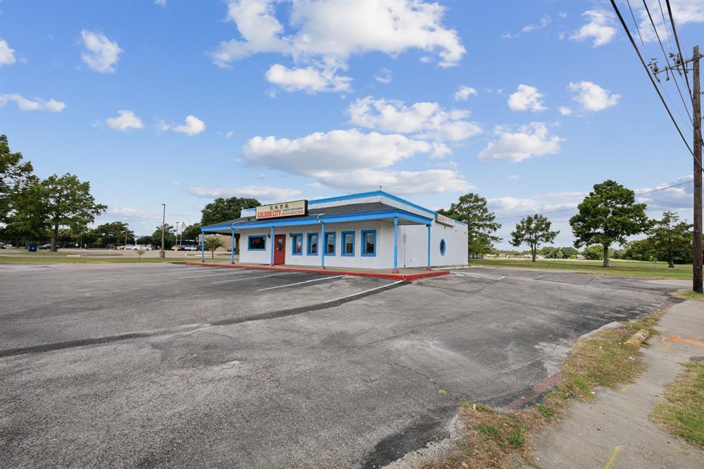 525 E Oates Property Photo 3