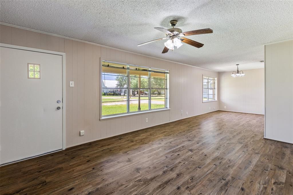 102 Oak Street Property Photo 3
