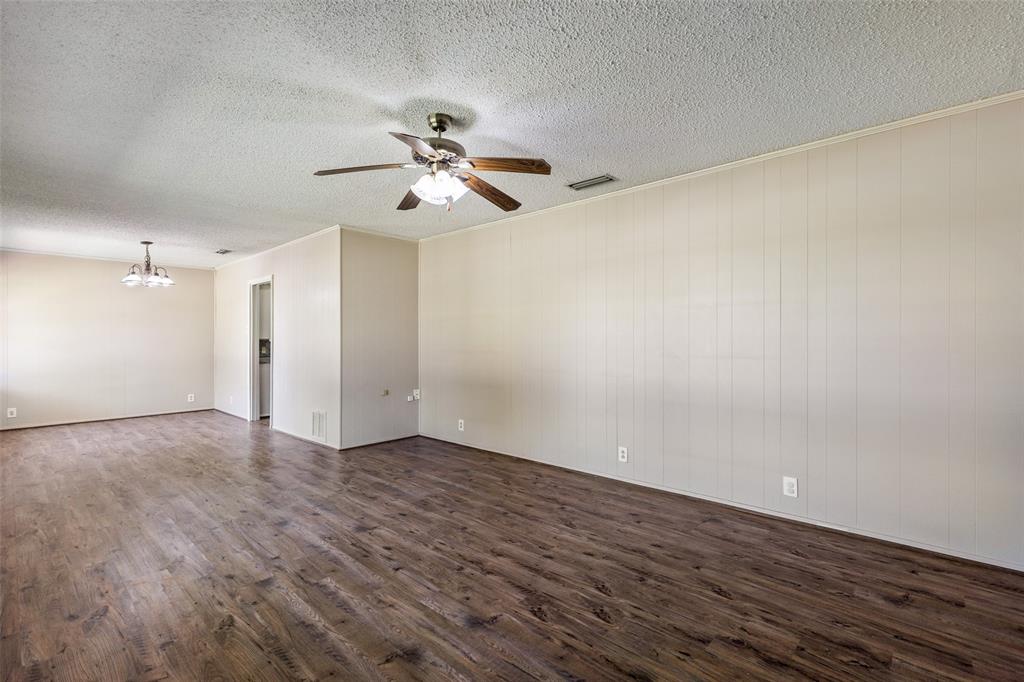 102 Oak Street Property Photo 5