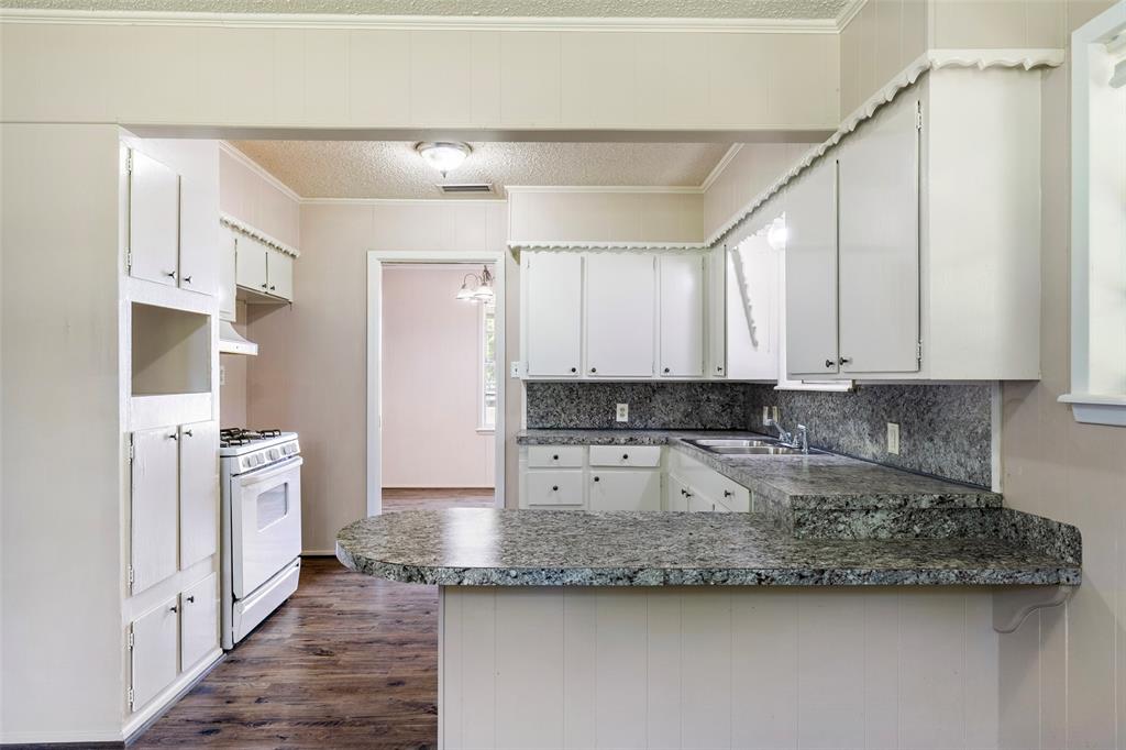 102 Oak Street Property Photo 8