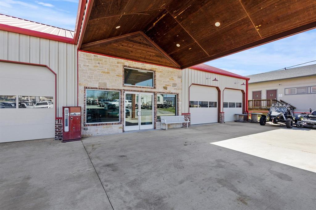 2411 Texoma Parkway Property Photo 3